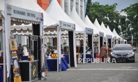 Sejumlah pelaku UMKM melayani pembeli dengan sistem drive thru. Ketua Satgas Pemulihan dan Transformasi Ekonomi Nasional Budi Gunadi Sadikin menyampaikan telah menyalurkan dana anggaran program bantuan dampak covid-19 sebesar Rp 87,58 triliun. 