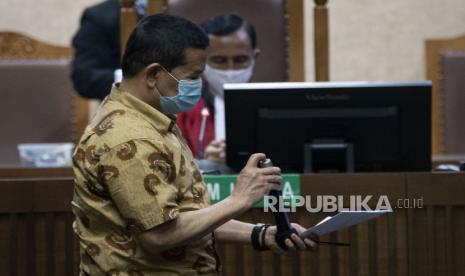 Terdakwa Direktur Utama PT ASABRI periode 2016-2020 Letjen Purn Sonny Widjaja (tengah) berdiri usai menjalani sidang pembacaan tuntutan kasus korupsi ASABRI di Pengadilan Tipikor, Jakarta, Senin (6/12/2021). Jaksa menuntut Sonny Widjaja dengan pidana penjara selama 10 tahun dan membebankan uang pengganti senilai Rp64,5 miliar subsider 5 tahun penjara.