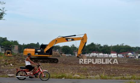 Pekerja mulai melakukan persiapan pembangunan jalan tol Jogja-Bawen di Tirtoadi, Sleman, Yogyakarta, Selasa (14/6/2022). Kegiatan proyek pembangunan jalan tol Jogja-Bawen mulai terlihat sepekan terakhir sejak peletakan batu pertama pada Maret silam. Rencananya proyek jalan tol ini akan selesai pada 2024 mendatang.