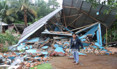 Warga melihat kondisi rumah yang rusak akibat gempa di Nagari Pinagar, Kecamatan Pasaman, Kabupaten Pasaman Barat, Sumatra Barat, Jumat (25/2/2022). Badan Nasional Penanggulangan Bencana (BNPB) menyatakan gempa berkekuatan magnitudo 6,2 di Pasaman Barat dan sekitarnya itu mengakibatkan tujuh warga meninggal dunia. 