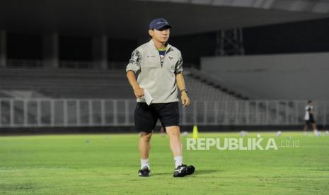 Pelatih Timnas Indonesia Shin Tae Yong mengikuti sesi latihan di Stadion Madya GBK, Jakarta, Ahad (8/9/2024). Sesi latihan tersebut digelar sebagai persiapan laga putaran ketiga Kualifikasi Piala Dunia 2026 Zona Asia melawan Australia pada Selasa 10 September mendatang di Stadion Utama Gelora Bung Karno (SUGBK). Penjaga gawang Maarten Paes ikut bergabung pada sesi latihan bersama skuad timnas lainnya, sementara dua pemain keturuanan yang sedang menjalani proses naturalisasi Mees Hilgers dan Eliano Reijnders belum bergabung pada sesi latihan di Stadion Madya pada hari ini.