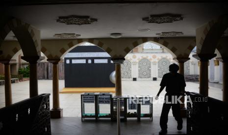 Sejumlah kotak infak yang sempat ditempelkan stiker QRIS palsu yang mengatasnamakan untuk restorasi masjid di Masjid Nurul Iman Blok M Square, Kebayoran Baru, Jakarta, Senin (10/4/2023). Menurut pengurus masjid, sekitar 20 stiker QRIS palsu terpasang di Masjid Nurul Iman Blok M Square, yang ditempel pada kotak dan dinding masjid sejak Kamis (6/4/2023).