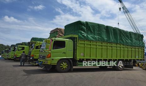 Sejumlah truk pengangkut logistik tujuan Sumatera antre menunggu giliran masuk kapal ferry. ilustrasi