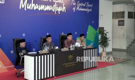 (kiri-kanan) Ketua PP Muhammadiyah Bidang Tarjih dan Tajdid, Syamsul Anwar, Ketum PP Muhammadiyah, Haedar Nashir, Sekretaris PP Muhammadiyah, Muhammad Sayuti dan Pakar Ilmu Falak Muhammadiyah, Oman Faturahman.