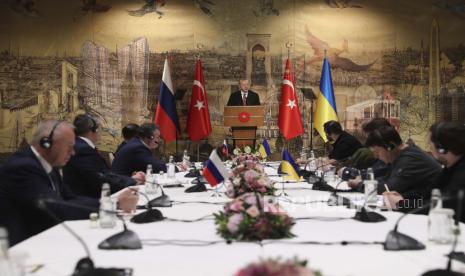  Dalam foto yang disediakan oleh Kepresidenan Turki, Presiden Turki Recep Tayyip Erdogan, tengah, memberikan pidato untuk menyambut delegasi Rusia, kiri, dan Ukraina menjelang pembicaraan mereka, di Istanbul, Turki, Selasa, 29 Maret 2022. Wajah pertama- pembicaraan tatap muka dalam dua minggu antara Rusia dan Ukraina akan dimulai Selasa, meningkatkan harapan yang berkedip-kedip untuk mengakhiri perang yang telah menjadi kampanye gesekan berdarah.