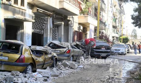 epa08584686 Damaged vehicles in the aftermath of a massive explosion in Beirut, Lebanon, 05 August 2020. According to media reports, at least 100 people were killed and more than 4,000 were injured after an explosion, caused by over 2,500 tonnes of ammonium nitrate stored in a warehouse, devastated the port area on 04 August.  EPA-EFE/WAEL HAMZEH