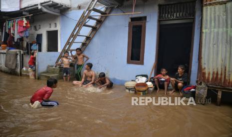 Banjir melanda pemukiman warga di Kawasan Cipinang Melayu, Jakarta, Rabu (31/1/2024). BPBD sebut sebanyak 43 warga Semper Timur mengungsi di gedung kelurahan karena banjir.