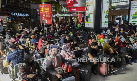 Penumpang Kereta Api Taksaka menunggu kedatangan kereta di Stasiun Gambir, Jakarta, Sabtu (30/4/2022). Untuk mengatisipasi lonjakan penumpang pada puncak arus mudik hari ini, PT Kereta Api Indonesia (KAI) mengoperasikan 28 KA yang dioperasikan di Stasiun Senen dengan volume penumpang berangkat 18.600 orang dari total tempat duduk tersedia sebanyak 20.500, sementara di Stasiun Gambir 35 KA dengan volume penumpang berangkat sebanyak 16.100 orang dari total tempat duduk tersedia 16.900. Puncak Arus Mudik, Tiket KA Jarak Jauh dari Jakarta Terjual 100 Persen