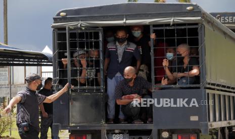 Sejumlah pekerja migran Indonesia (PMI) bermasalah turun dari truk Imigresen Malaysia saat tiba di Pos Lintas Batas Negara (PLBN) Entikong di Kabupaten Sanggau, Kalimantan Barat, Kamis (28/4/2022). Para pekerja Indonesia dideportasi karena masalah perizinan.