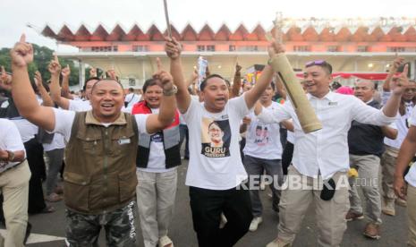 Sejumlah pendukung capres dan cawapres Anies Baswedan - Muhaimin Iskandar meneriakan yel-yel jelang debat capres di Istora Senayan, Jakarta, Ahad (7/1/2024). Debat ketiga Pilpres 2024 yang diikuti oleh ketiga kandidat calon presiden tersebut bertema pertahanan, keamanan, geopolitik, hubungan internasional dan politik luar negeri.