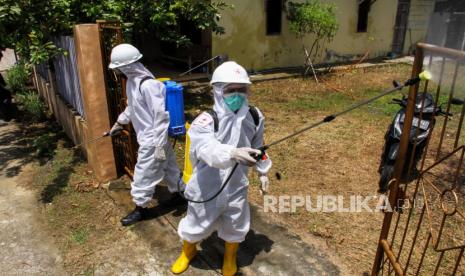 Petugas Palang Merah Indonesia (PMI) Aceh Utara melakukan penyemprotan disinfektan pada pagar rumah karantina warga orang dalam pemantauan (ODP) dengan riwayat perjalanan dari daerah penularan Jawa Barat, di Lhokseumawe, Aceh, Kamis (7/5/2020). Tujuh Warga Lhokseumawe Masih Dirawat Akibat Terpapar Covid-19.