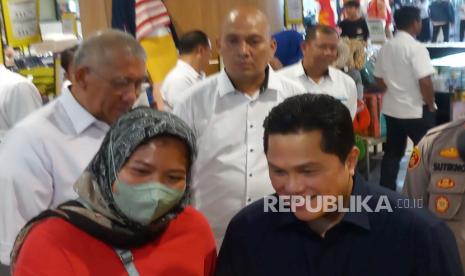 Menteri BUMN Erick Thohir dan Direktur Utama Bulog Bayu Krisnamurthi meninjau ketersediaan beras di Ramayana Klender, Jakarta Timur, Senin (12/2/2024).