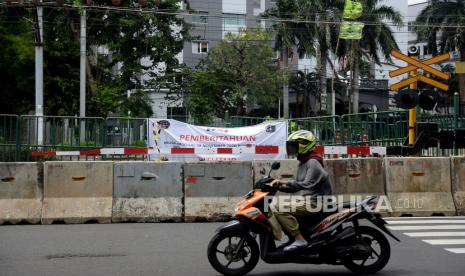 Pengguna sepeda motor diimbau untuk menggunakan alas kaki yang sesuai, bukan sendal jepit, untuk faktor keselamatan berkendara.