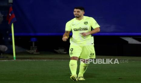 Striker Atletico Madrid Luis Suarez merayakan setelah mencetak gol kedua melawan Eibar selama pertandingan sepak bola LaLiga Spanyol antara SD Eibar dan Atletico de Madrid yang diadakan di stadion Ipurua di Eibar, Negara Basque, Spanyol utara, 21 Januari 2021.