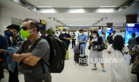 Penumpang beraktivitas di Bandara Udara Internasional Lombok Zainudin Abdul Madjid, Kabupaten Lombok Tengah, Nusa Tenggara Barat. Hari ini merupakan arus puncak kepulangan para penonton MotoGP Indonesia. Ilustrasi.