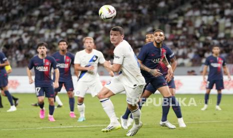 Pemain Inter Milan Robin Gosens berebut bola dengan bek PSG Layvin Kurzawa dalam laga pramusim di Jepang. PSG takluk 1-2 dari Inter.