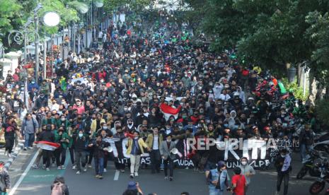 Aksi menolak Pemberlakuan Pembatasan Kegiatan Masyarakat (PPKM) oleh massa gabungan pelajar, mahasiswa, pedagang dan ojol di Kawasan Balai Kota, Jalan Wastukancana, Kota Bandung, Rabu (21/7). Mereka berharap pemerintah segera menghentikan PPKM, karena kebijakan tersebut dianggap telah menyengsarakan rakyat.