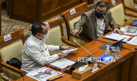 Menteri Hukum dan HAM Yasonna Laoly (kanan) bersama Sekjen Kementerian Hukum dan HAM Komjen Pol Andap Budhi Revianto (kiri) mengikuti Rapat Dengar Pendapat (RDP)  dengan Komisi III DPR di Kompleks Parlemen, Senayan, Jakarta, Rabu (17/3/2021). Rapat tersebut membahas evaluasi kinerja tahun 2020 dan program prioritas tahun 2021 serta tindak lanjut penyelesaian permasalahan terhadap kesimpulan rapat kerja sebelumnya.