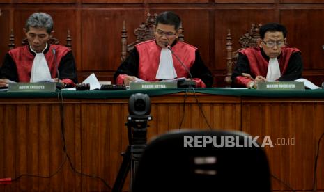 Hakim Ketua Singgih Budi Prakoso (tengah) bersama hakim anggota lainnya saat membacakan analisa fakta yuridis saat sidang putusan banding di Pengadilan Tinggi DKI Jakarta, Rabu (12/4/2023). Terdakwa Ferdy Sambo mengajukan banding ke Pengadilan Tinggi DKI Jakarta atas vonis hukuman mati yang divonis ketua majelis hakim Wahyu Iman Santoso dalam perkara pembunuhan berencana terhadap Brigadir Nofriansyah Yosua Hutabarat alias Brigadir J.