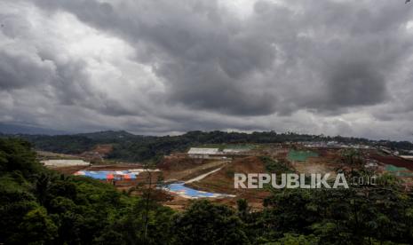 Pembangunan Bendungan Ciawi dan Sukamahi di Cipayung, Megamendung, Kabupaten Bogor, Jawa Barat, Senin (11/1/2021). Pemerintah melalui Kementerian Pekerjaan Umum dan Perumahan Rakyat (PUPR) membangun dua bendungan kering pertama (dry dam)   Bendungan Ciawi dan Sukamahi yang merupakan bagian dari rencana induk pengendalian banjir di wilayah Jakarta. 