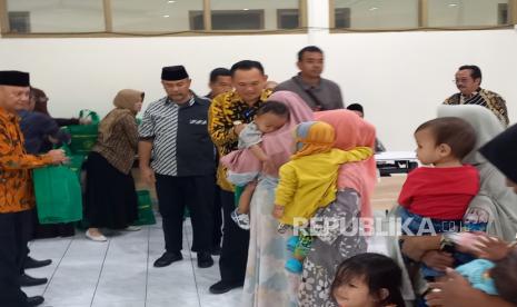 Pj Wali Kota Tasikmalaya, Cheka Virgowansyah, menyerahkan bantuan makanan tambahan untuk sejumlah anak yang mengalami stunting, di Unsil Tasikmalaya, Kamis (9/2/2023). 