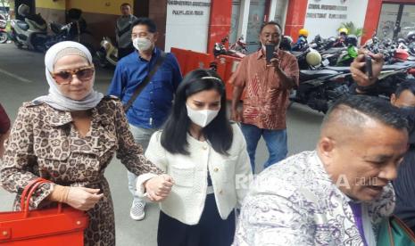 Venna Melinda kembali mendatangi Mapolda Jatim untuk menjalani pemeriksaan tambahan terkait dugaan kasus kekerasan dalam rumah tangga (KDRT) yang dilakukan suaminya, Ferry Irawan, Kamis (26/1).