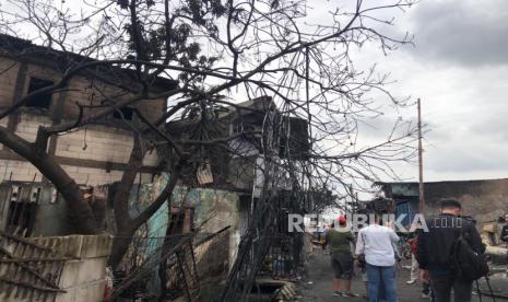 Warga Jalan Bendungan Melayu, Rawa Badak Selatan, korban terdampak kebakaran Plumpang Pertamina kembali ke permukiman memadamkan asap dan sisa-sisa api, Sabtu (4/3). Sebagian Warga Masih Cari Keluarga Korban Kebakaran Plumpang