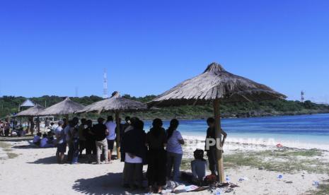 RI-Turki  Bahas Perluasan Kerja Sama Pariwisata. Foto:  Sejumlah wisatawan berteduh di sejumlah rumah payung pantai Oesina atau Air Cina di Kecamatan Kupang Barat, Kabupaten Kupang, NTT, Ahad (24/4/2022). Pemerintah Kabupaten Kupang telah membuka kembali sejumlah kawasan wisata pantai setelah kurang lebih satu tahun menutupnya akibat pandemi COVID-19. 