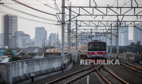 KRL melintas untuk memasuki Stasiun Manggarai di Jakarta, Senin (29/4/2024).