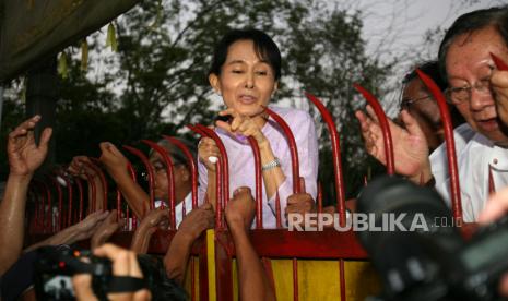  Pemimpin demokrasi Aung San Suu Kyi, yang telah menjadi tahanan rumah, disambut oleh ribuan pendukungnya di atas pagar rumahnya saat dia dibebaskan di Yangon, Myanmar (Burma), 13 November 2010 (diterbitkan kembali 3 Februari 2021).