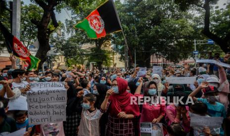 Massa dari Pencari Suaka asal Afghanistan melakukan aksi di depan kantor Komisi Tinggi PBB untuk Pengungsi (UNHCR), Kebon Sirih, Jakarta, Selasa (24/8). Dalam aksinya, massa menuntut kejelasan kepada UNHCR terakit status penempatan pencari suaka di negara ketiga. Aksi tersebut dibubarkan aparat kepolisian untuk menghindari kerumunan pada masa PPKM level 3 di Jakarta. Republika/Thoudy Badai