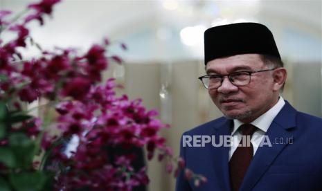  Perdana Menteri Malaysia Anwar Ibrahim melihat anggrek saat upacara penamaan anggrek di Istana, atau Istana Kepresidenan di Singapura, Senin (30/1/2023).Perdana Menteri Malaysia berada di negara kota untuk kunjungan kenegaraan resmi.