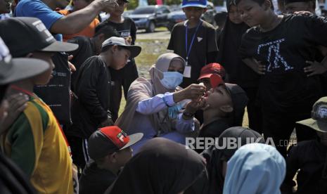 Seorang anak laki-laki menerima vaksin dari petugas medis selama kampanye imunisasi polio di Sigli Town Square di Pidie, provinsi Aceh, Indonesia, Senin, 28 November 2022. Indonesia telah memulai kampanye melawan virus polio di provinsi konservatif negara itu setelah beberapa anak ditemukan terinfeksi penyakit yang sangat menular yang dinyatakan diberantas di negara itu kurang dari satu dekade lalu.