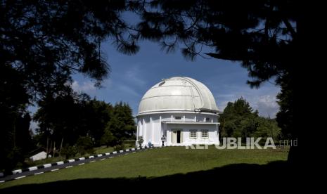 Petugas berjalan di depan Observatorium Bosscha, Lembang, Kabupaten Bandung Barat. Observatorium Bosscha akan menjadi salah satu dari 125 titik pemantauan hilal Ramadhan 2025.