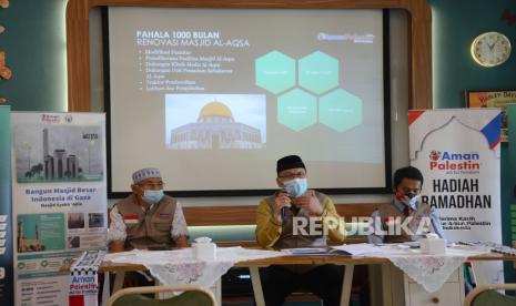 Direktur Aman Palestin-Indonesia Miftahuddin Kamil menyampaikan keterangan pers program Ramadhan 1443 H di Kota Bandung, Senin (7/3/2022). Adapun program Ramadhan 1443 H Aman Palestin yaitu Hidangan iftar atau takjil, hadiah hari raya, tabungan Ramadhan, sedekah subuh, pahala 1000 bulan dan roadshow Ramadan Bersama.