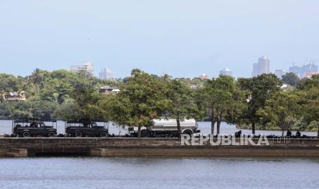 Prajurit Angkatan Darat Sri Lanka beristirahat di depan pintu masuk Parlemen di Kolombo, Sri Lanka, 14 Juli 2022. Para pengunjuk rasa akhirnya meninggalkan Istana Presiden, kediaman Perdana Menteri, kantor Perdana Menteri pada 14 Juli setelah lima hari penyerbuan mereka. Ribuan pengunjuk rasa menerobos barikade polisi dan menyerbu ke Istana Presiden, kantor Presiden, kediaman Perdana Menteri dan kantor Perdana Menteri pada 09 Juli. Sementara itu, pihak berwenang Sri Lanka mengumumkan keadaan darurat dan memberlakukan jam malam di Provinsi Barat negara itu pada 13 Juli. Menurut juru bicara parlemen, Presiden Sri Lanka Gotabaya Rajapaksa telah memberi wewenang kepada Perdana Menteri Ranil Wickremesinghe untuk menjalankan tugas kepresidenan setelah presiden melarikan diri ke Maladewa di tengah protes berbulan-bulan terhadap krisis ekonomi.