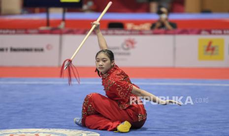 Atlet wushu putri Jabar Zoura Nebulani beraksi saat bertanding pada final Wushu kategori Qiang Shu Putri PON Papua di Gor Futsal Dispora, Kabupaten Merauke, Papua, Jumat (1/10/2021). Zoura Nebulani berhasil meraih medali emas pada pertandingan tersebut. 