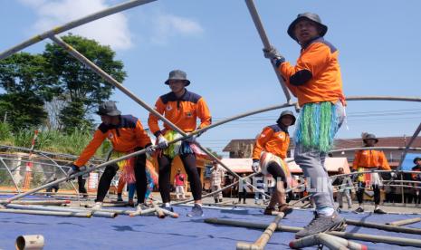 Relawan beradu cepat memasang tenda saat Lomba Pasang Tenda yang bertujuan mengasah keterampilan sekaligus meningkatkan kesiapsiagaan saat menghadapi situasi darurat (ilustrasi). 