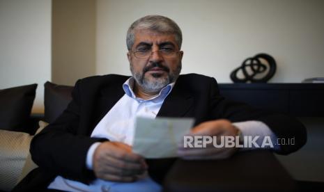 Pemimpin Hamas Khaled Meshaal di kantornya di Doha 29 November 2012.