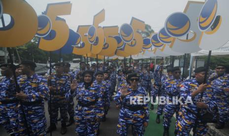 Sejumlah simpatisan memeriahkan pendaftaran bakal calon legislatif Partai Nasdem di Kantor KPU, Jakarta, Kamis (11/5/2023). Partai Nasdem resmi mendaftarkan 580 bakal calon legislatif untuk DPR RI pada Pemilu 2024 dengan kurang lebih 33 persen kuota perempuan terpenuhi.