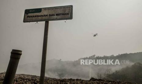 Tim BNPB melakukan water bombing di TPA Sarimukti di Kabupaten Bandung Barat, Jawa Barat. Beberapa zona di TPA Sarimukti akan mulai dibuka kembali besok.