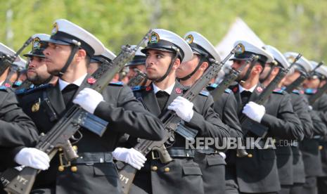 Tentara Iran berparade saat memperingati Hari Tentara di sebuah pangkalan militer Iran 17 April 2024.