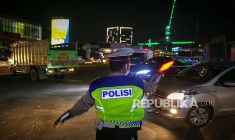 Petugas kepolisian mengalihkan arus lalu lintas di perbatasan Kota Tangerang - Kota Tangerang Selatan, Banten, Senin (11/5/2020). Pemerintah Kota Tangerang Selatan mengalihkan arus lalu lintas di lima ruas jalan menuju Kota Tangerang Selatan mulai pukul 22