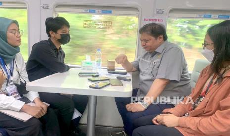 Menteri Koordinator Bidang Perekonomian RI Airlangga Hartarto berbicara kepada awak media di Argo Cirebon saat perjalanan menuju Cirebon, Jumat (16/6/2023).