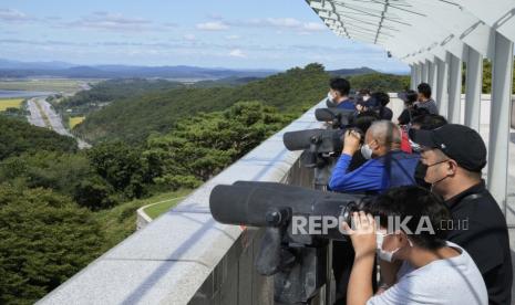  Pengunjung menyaksikan sisi Korea Utara dari Pos Pengamatan Unifikasi di Paju, Korea Selatan, dekat perbatasan dengan Korea Utara, Minggu, 26 September 2021. Kakak perempuan pemimpin Korea Utara Kim Jong Un mengatakan Sabtu bahwa negaranya akan mengambil langkah untuk memperbaiki hubungan dengan Korea Selatan, dan bahkan mungkin membahas pertemuan puncak lain antara para pemimpin mereka, jika Selatan menghentikan apa yang dia gambarkan sebagai permusuhan dan standar ganda.