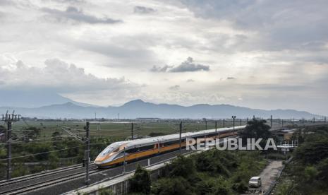 Rangkaian kereta inspeksi atau comprehensive inspection train (CIT) Kereta Cepat Jakarta Bandung (KCJB) menjalani uji coba operasional di Tegalluar, Kabupaten Bandung, Rabu (16/11/2022). Uji coba operasional KCJB tersebut menempuh jarak 15 kilometer dan melaju dengan kecepatan terbatas maksimal 80 kilometer per jam. Uji coba tersebut disaksikan langsung secara daring oleh Presiden Joko Widodo bersama Presiden China Xi Jinping di sela agenda KTT G20. Republika/Abdan Syakura