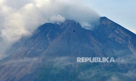 Gunung Merapi terlihat jelas dari Kali Kuning, Sleman, DI Yogyakarta.