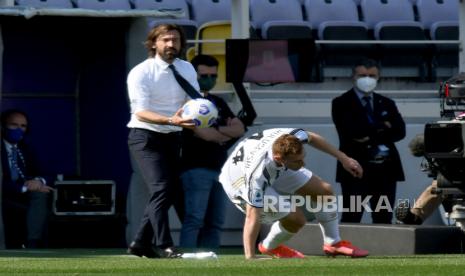  Pelatih kepala Juventus Andrea Pirlo (kiri) bereaksi selama pertandingan sepak bola Serie A Italia antara ACF Fiorentina dan Juventus FC di stadion Artemio Franchi di Florence, Italia, 25 April 2021.