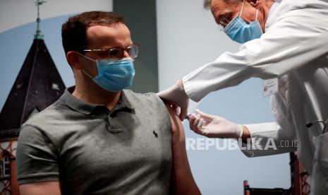 Menteri Kesehatan Jerman Jens Spahn menerima suntikan influenza dari dokter Harald Bias di rumah sakit Charite, saat penyebaran penyakit coronavirus (COVID-19), di Berlin, Jerman, 14 Oktober 2020.