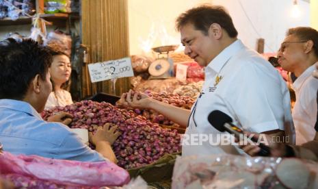 Menteri Koordinator Bidang Perekonomian Airlangga Hartarto (kedua kanan) berbincang dengan pedagang bumbu dapur saat mengunjungi Pasar Flamboyan di Pontianak, Kalimantan Barat, Jumat (25/11/2022). Airlangga Hartanto melakukan kunjungan kerja ke Pontianak untuk menghadiri rangkaian kegiatan Pertemuan Tingkat Menteri (PTM) Brunei Darussalam-Indonesia-Malaysia-Philippines East ASEAN Growth Area (BIMP-EAGA) ke-25  dan memimpin rapat koordinasi TPIP-TPID pada Jumat (25/11/2022) dan Sabtu (26/11/2022). 